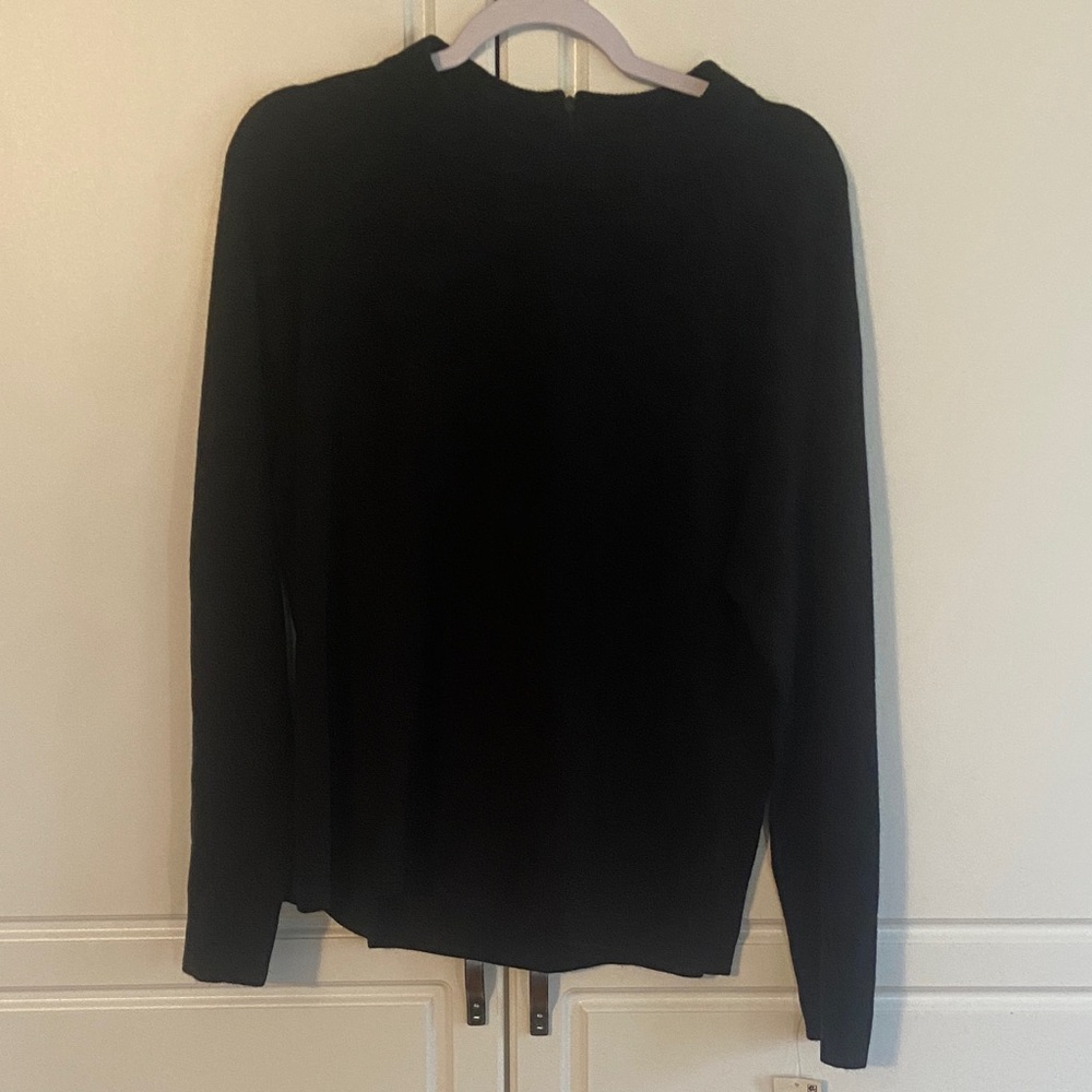 Women's Black Long-Sleeve Crewneck sweater